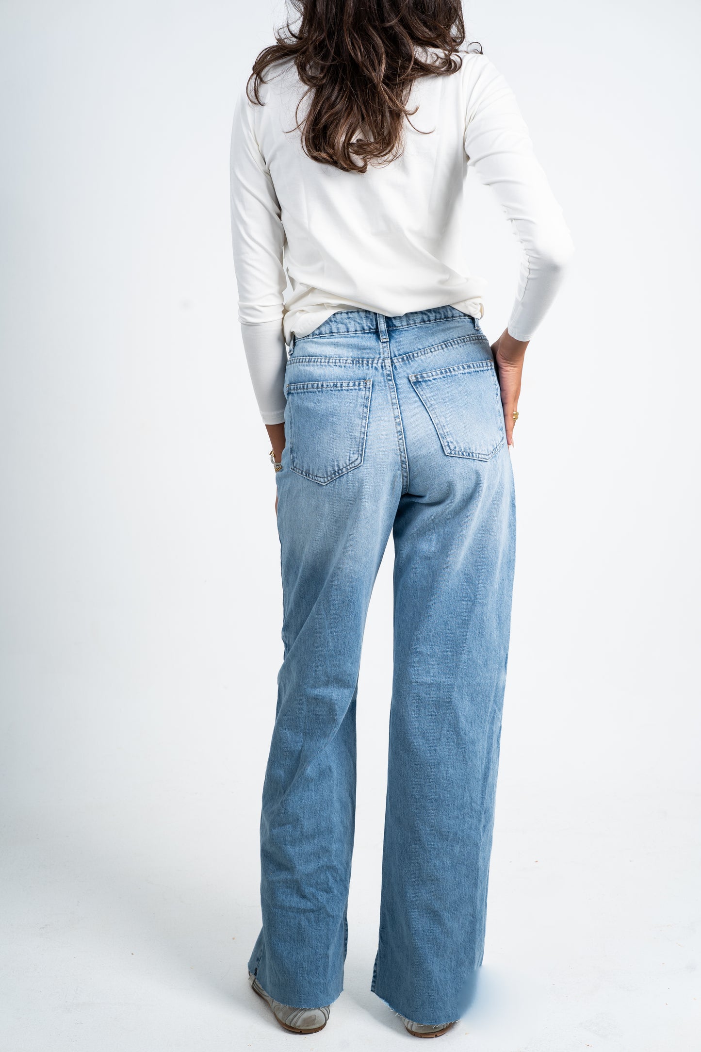 Side slit straight jeans light blue.