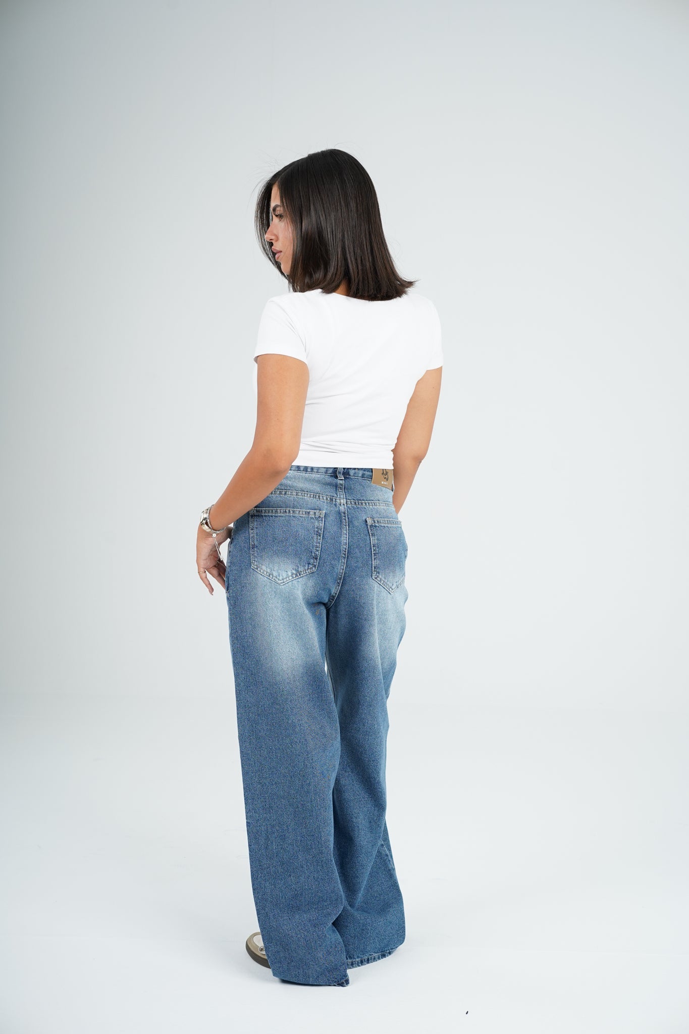 Wide leg two buttons unfinished mid blue washed