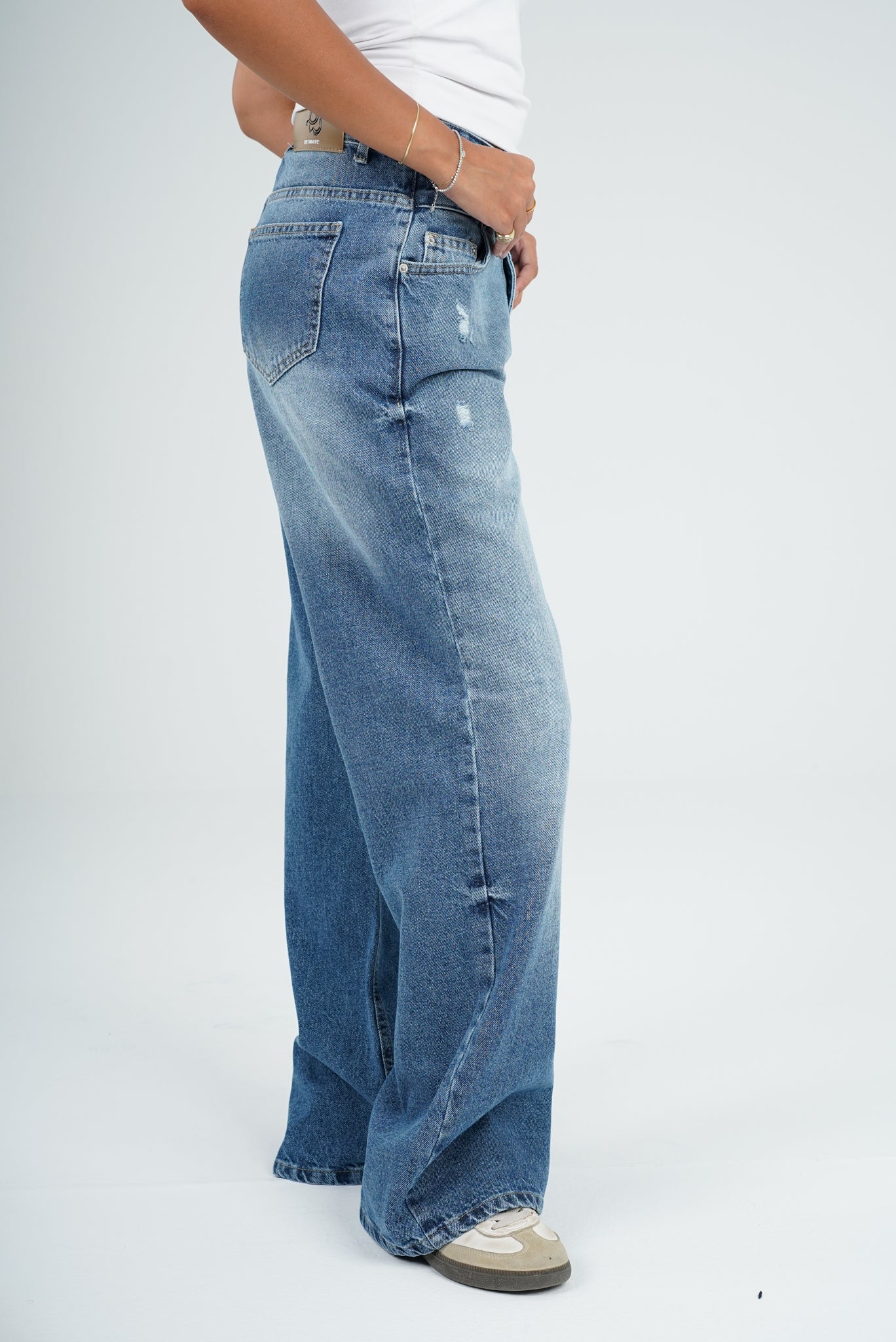 Wide leg two buttons unfinished mid blue washed