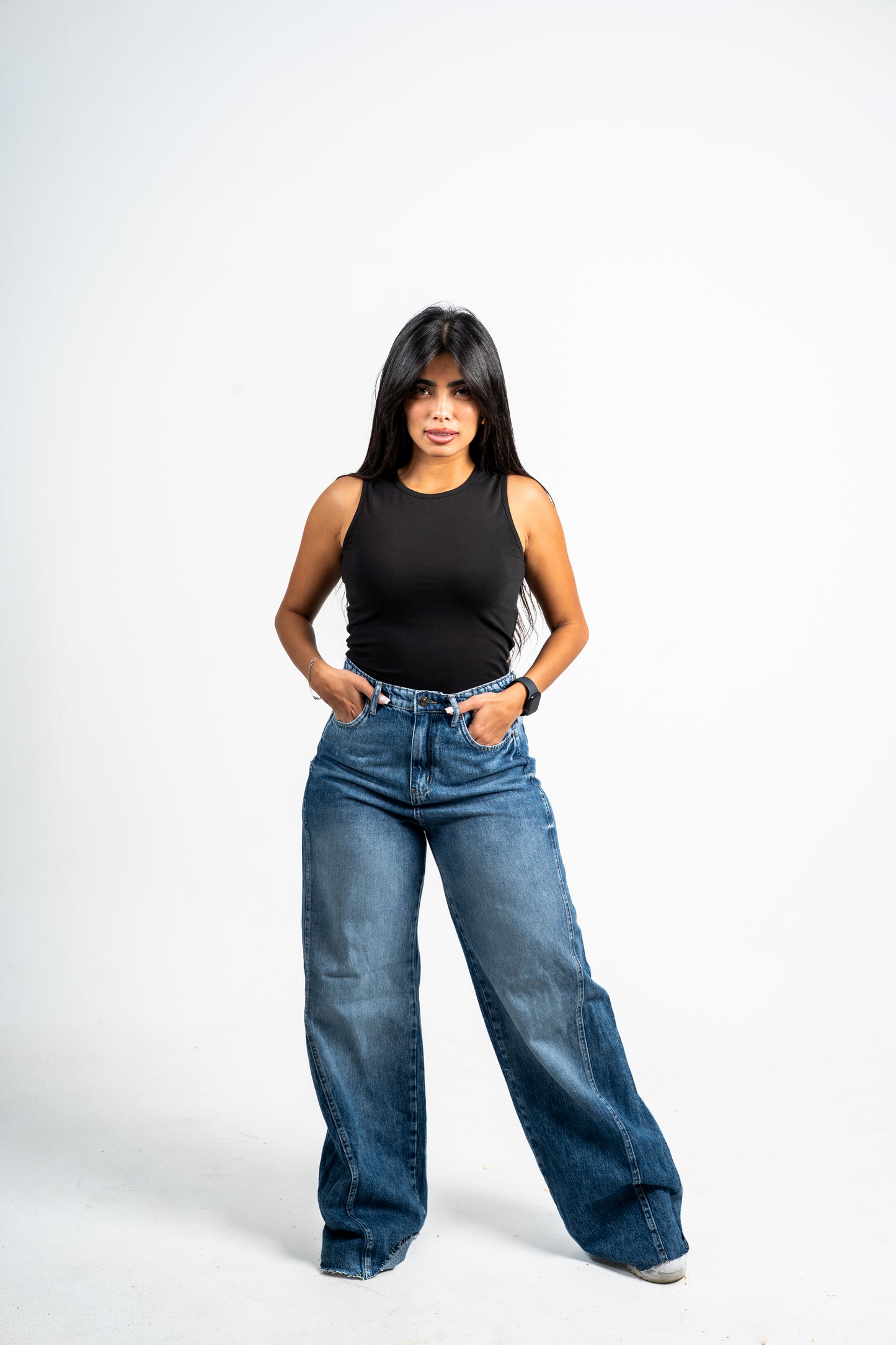 Slanted cut jeans dark blue.