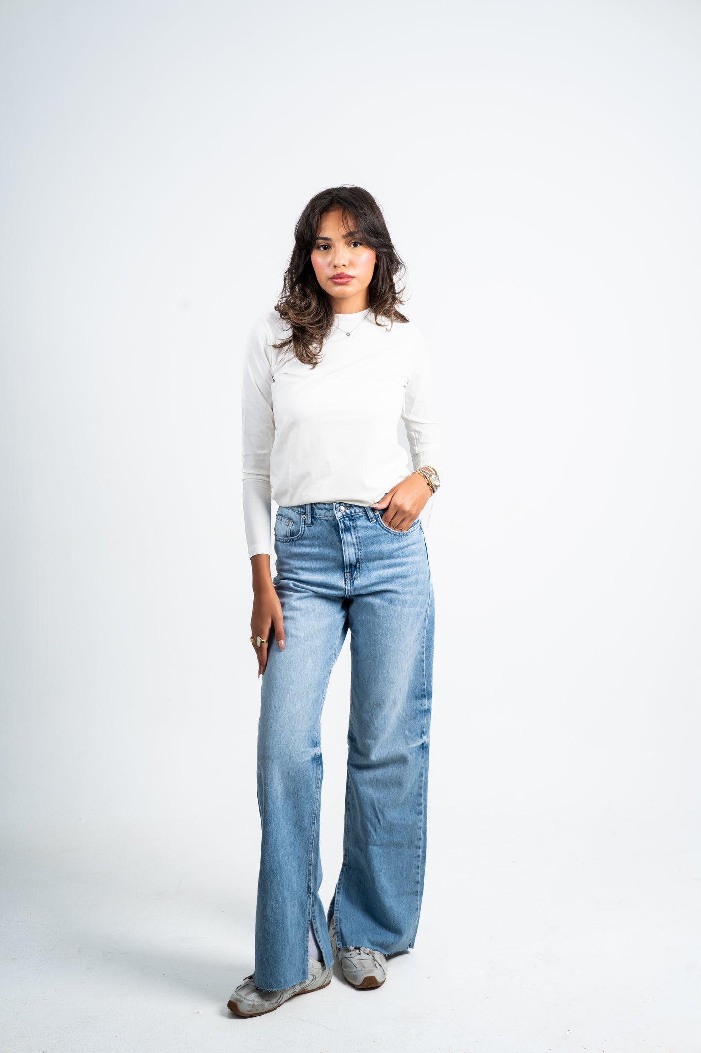 Side slit straight jeans light blue.