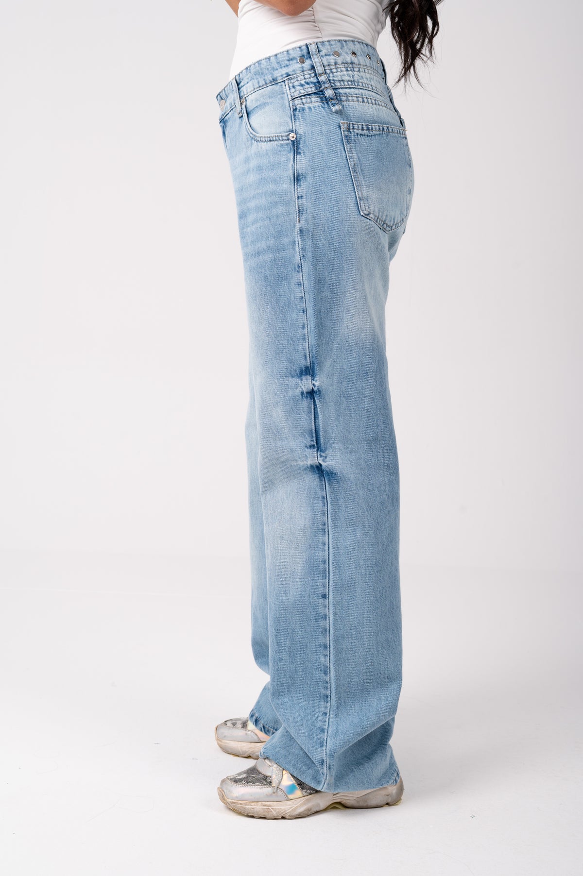 Wide leg jeans with a back studded light blue