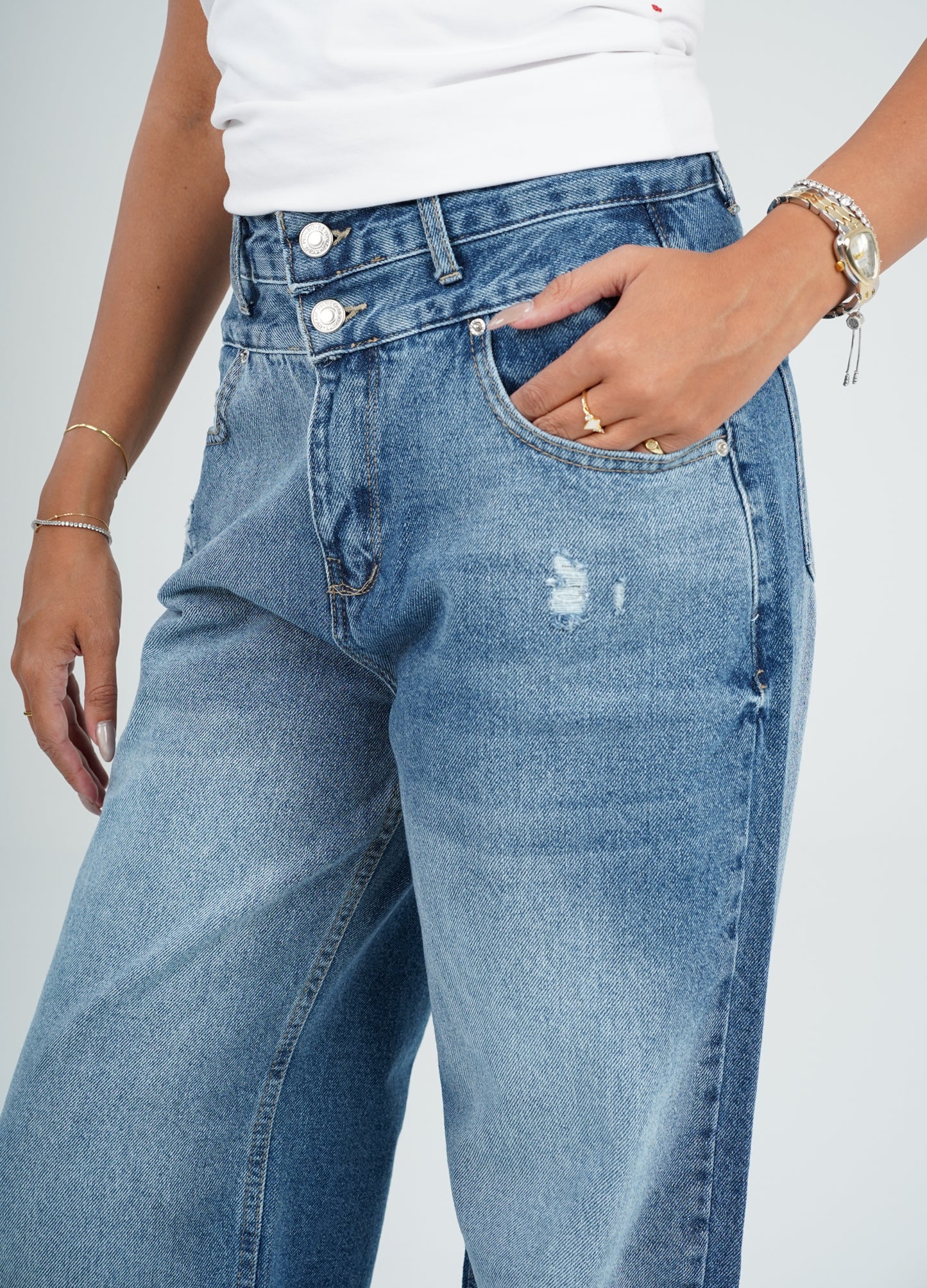 Wide leg two buttons unfinished mid blue washed