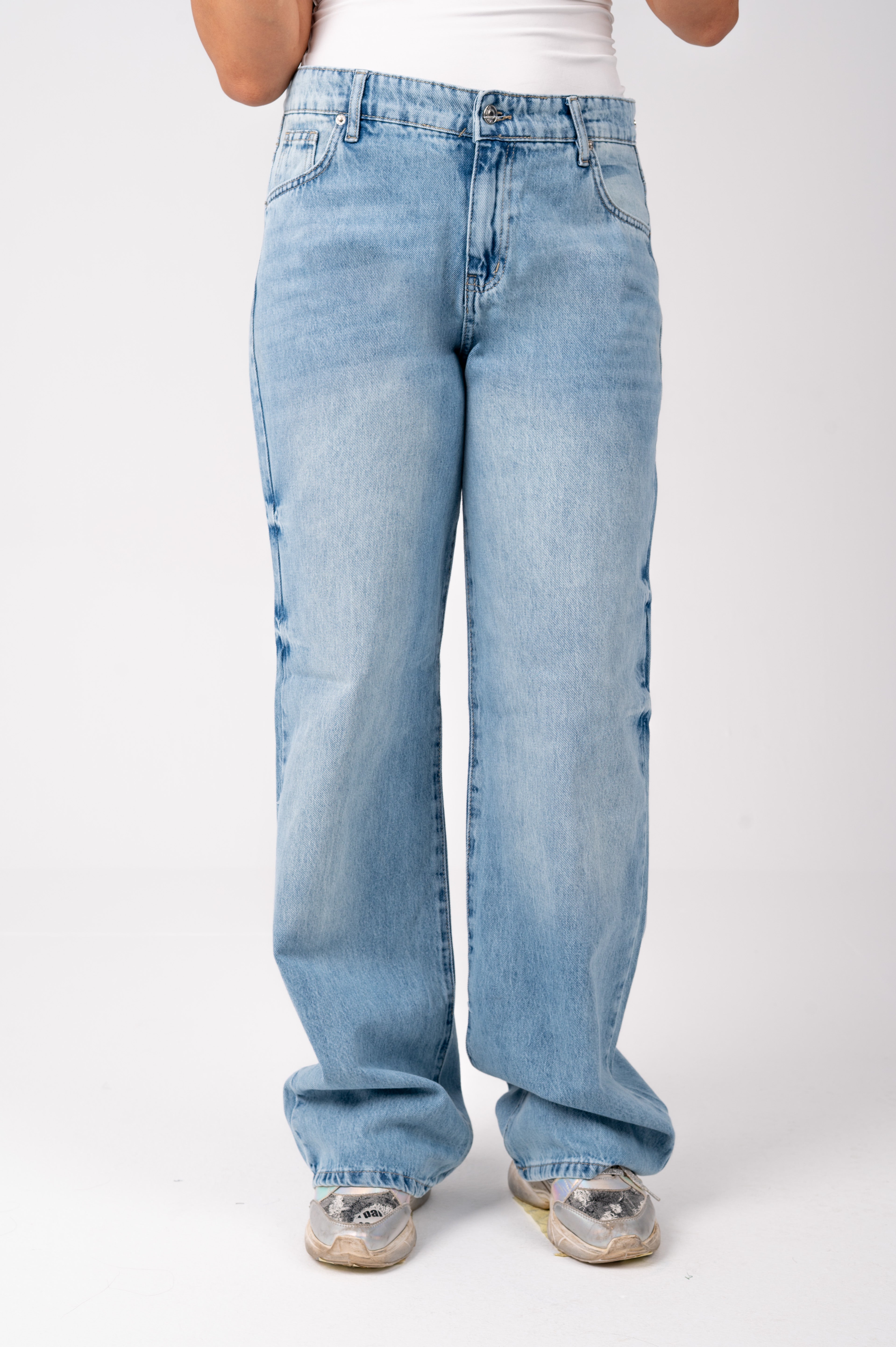 Wide leg jeans with a back studded light blue