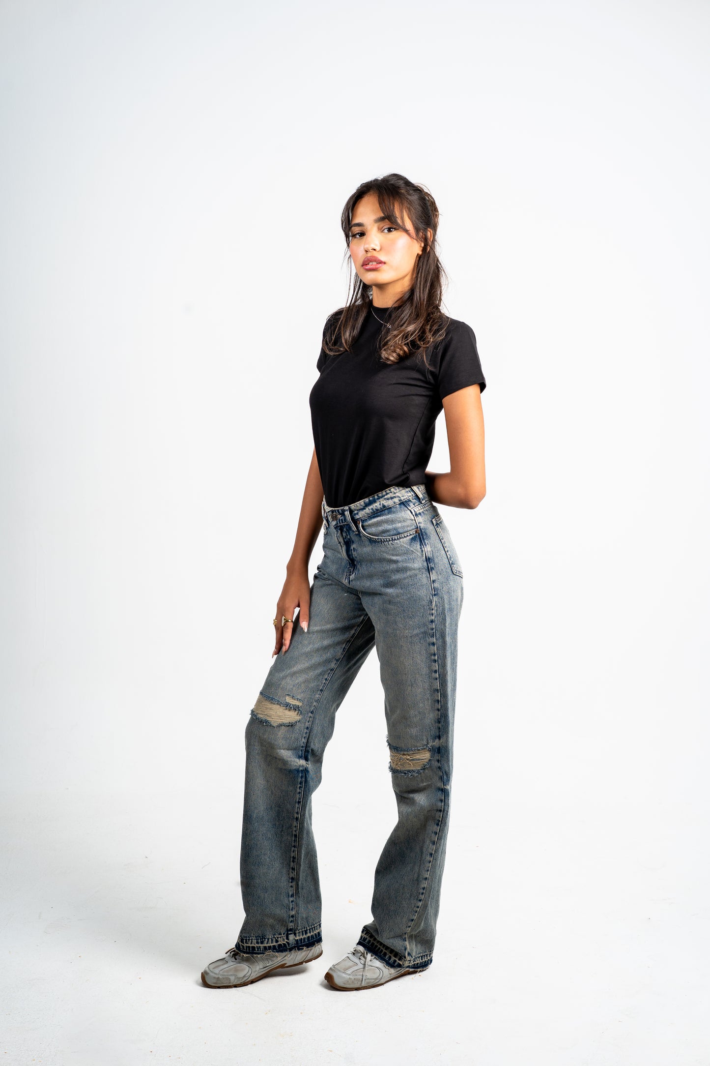 Straight cutting jeans vintage faded blue.