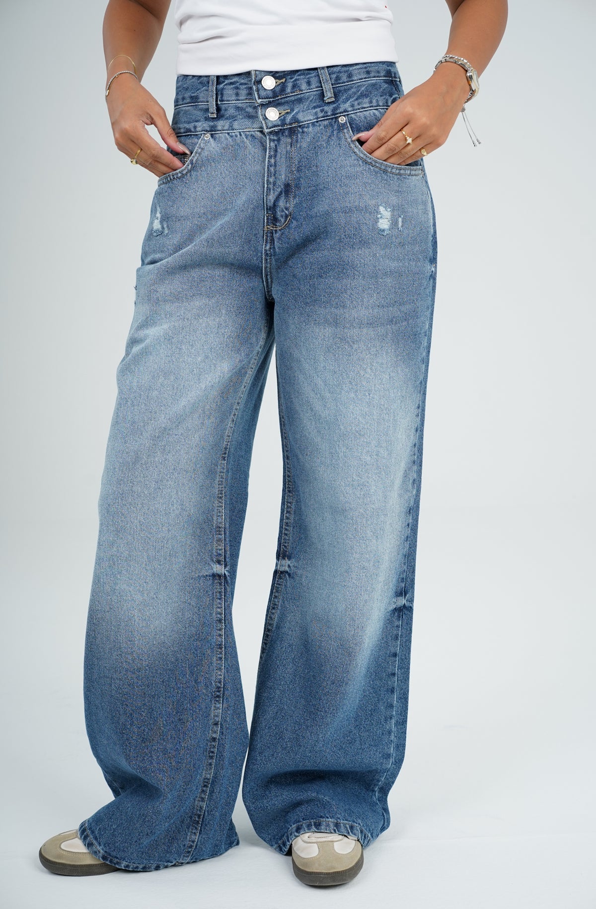 Wide leg two buttons unfinished mid blue washed