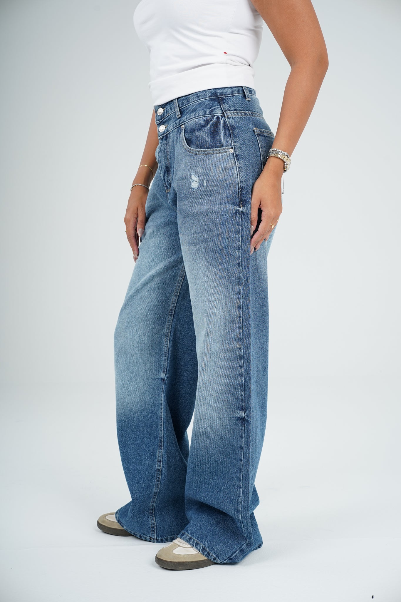 Wide leg two buttons unfinished mid blue washed
