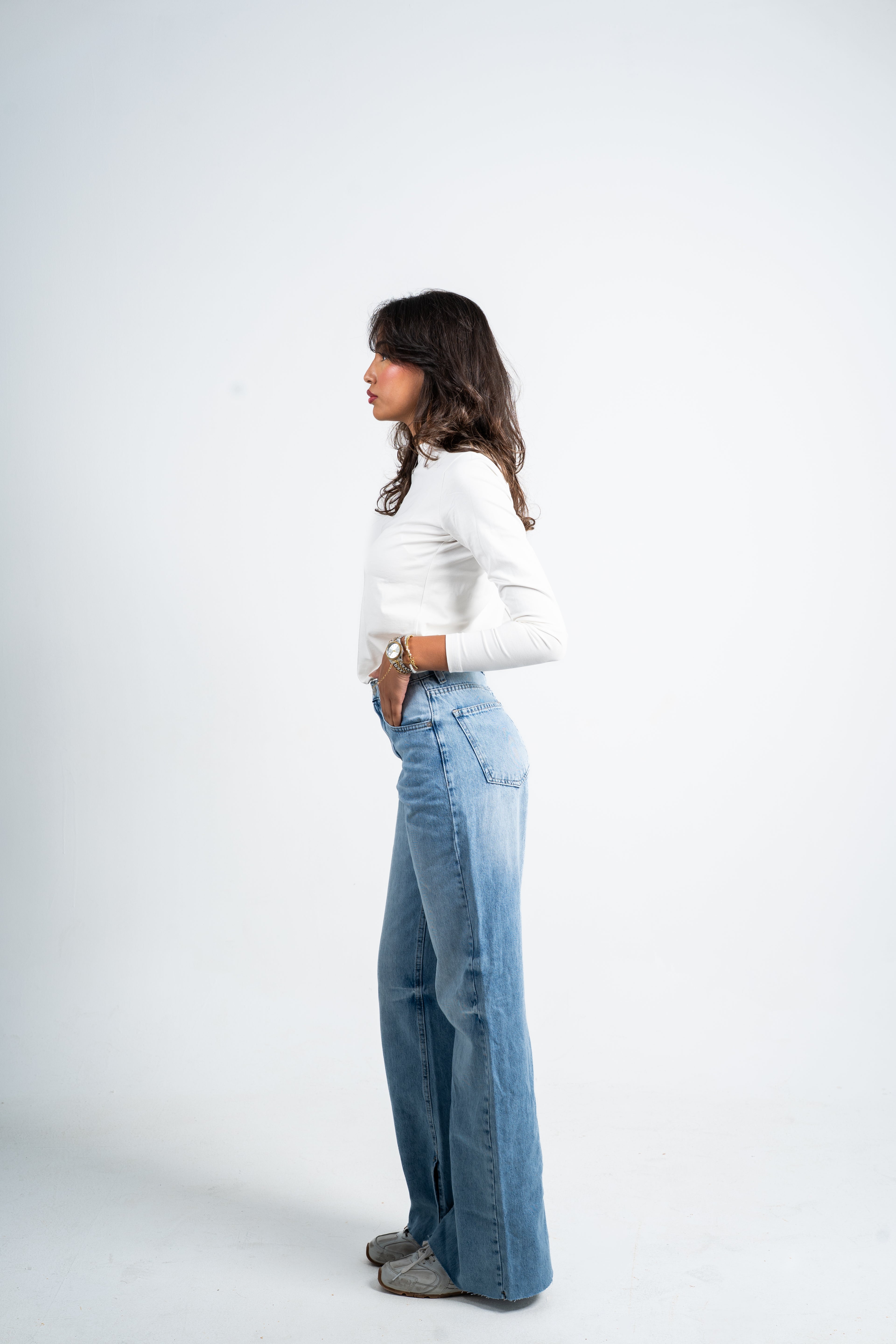 Side slit straight jeans light blue.