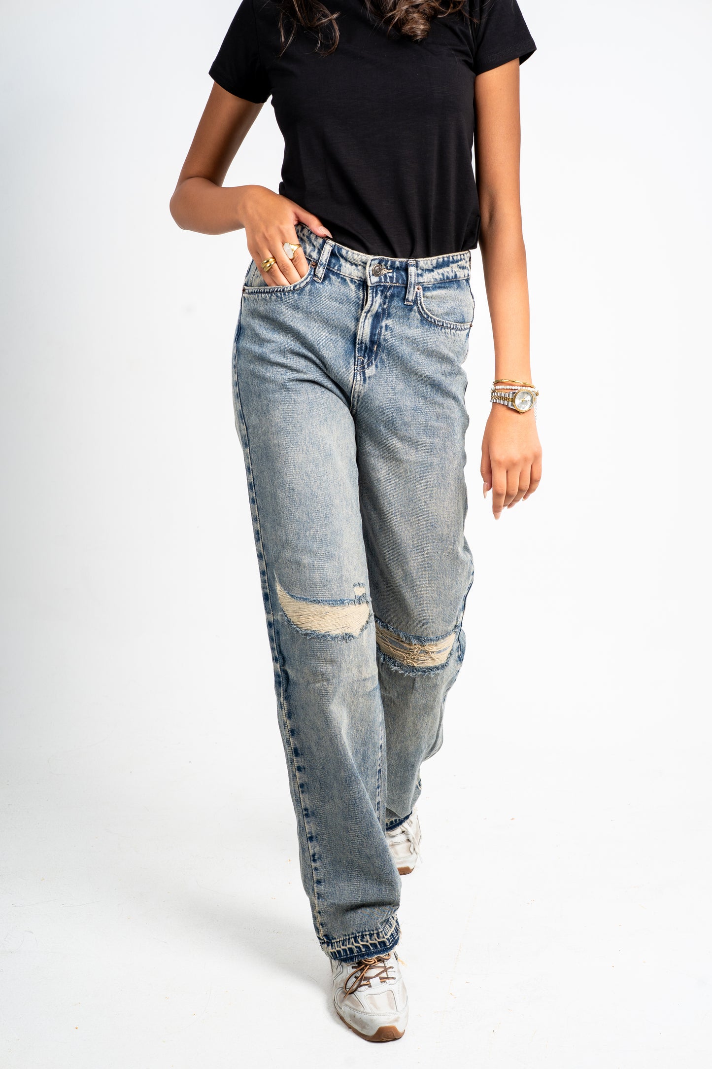 Straight cutting jeans vintage faded blue.