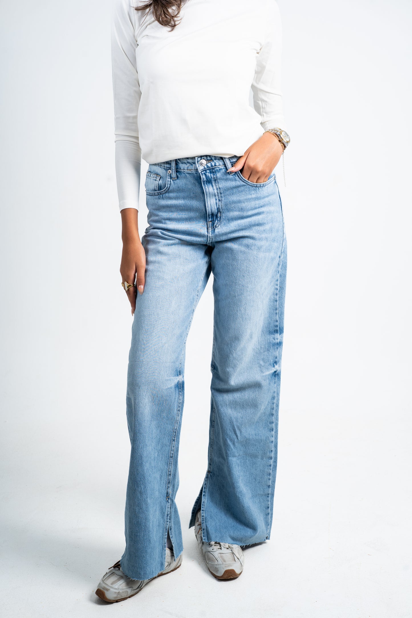 Side slit straight jeans light blue.