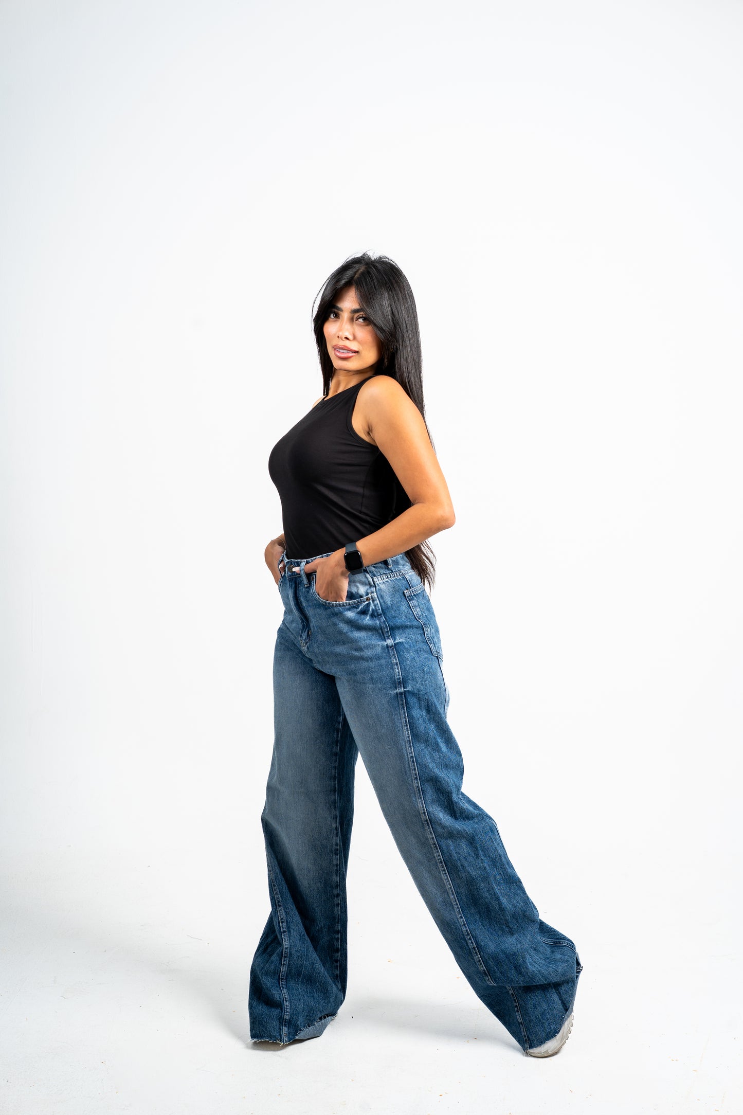 Slanted cut jeans dark blue.