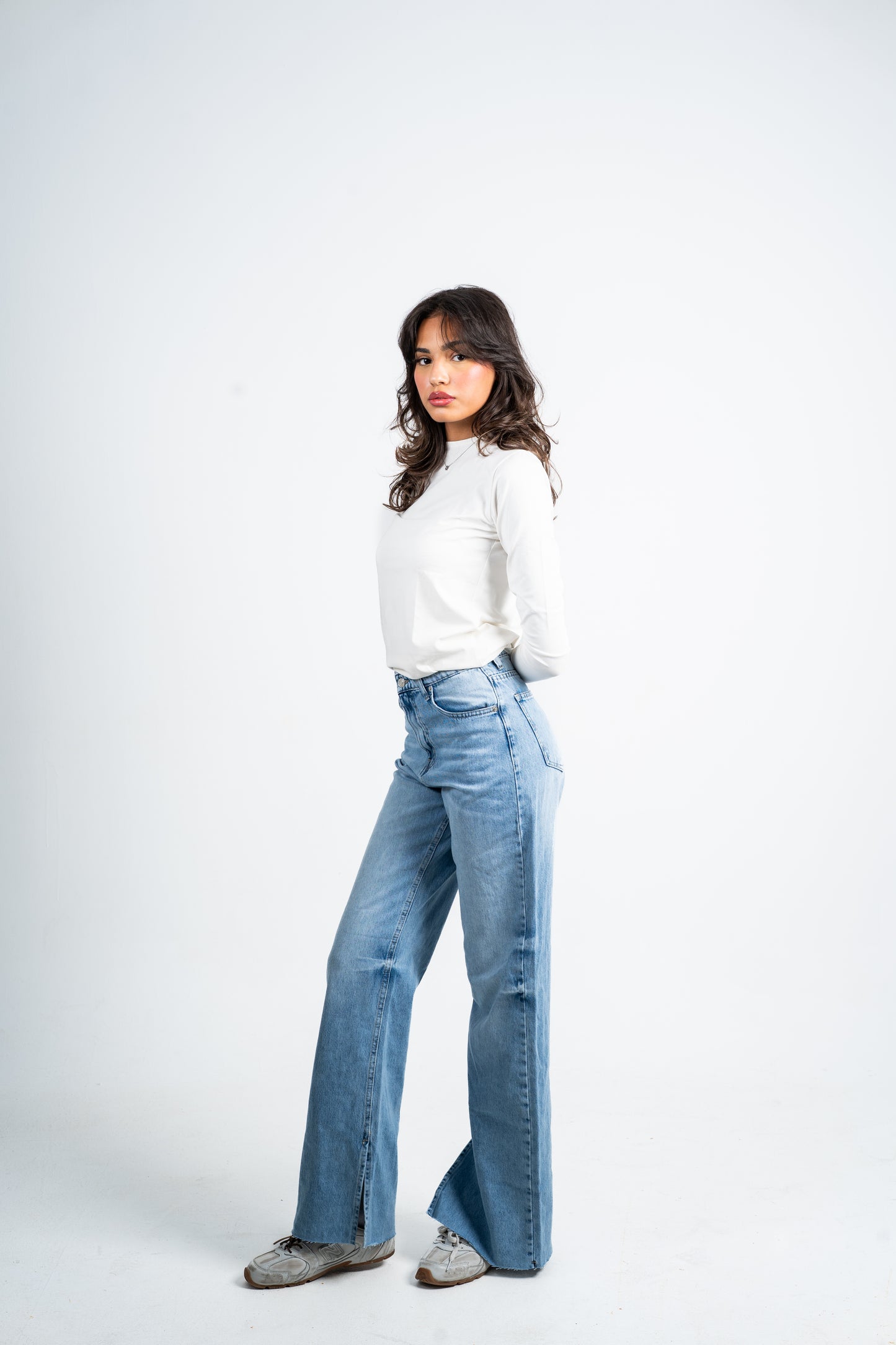 Side slit straight jeans light blue.