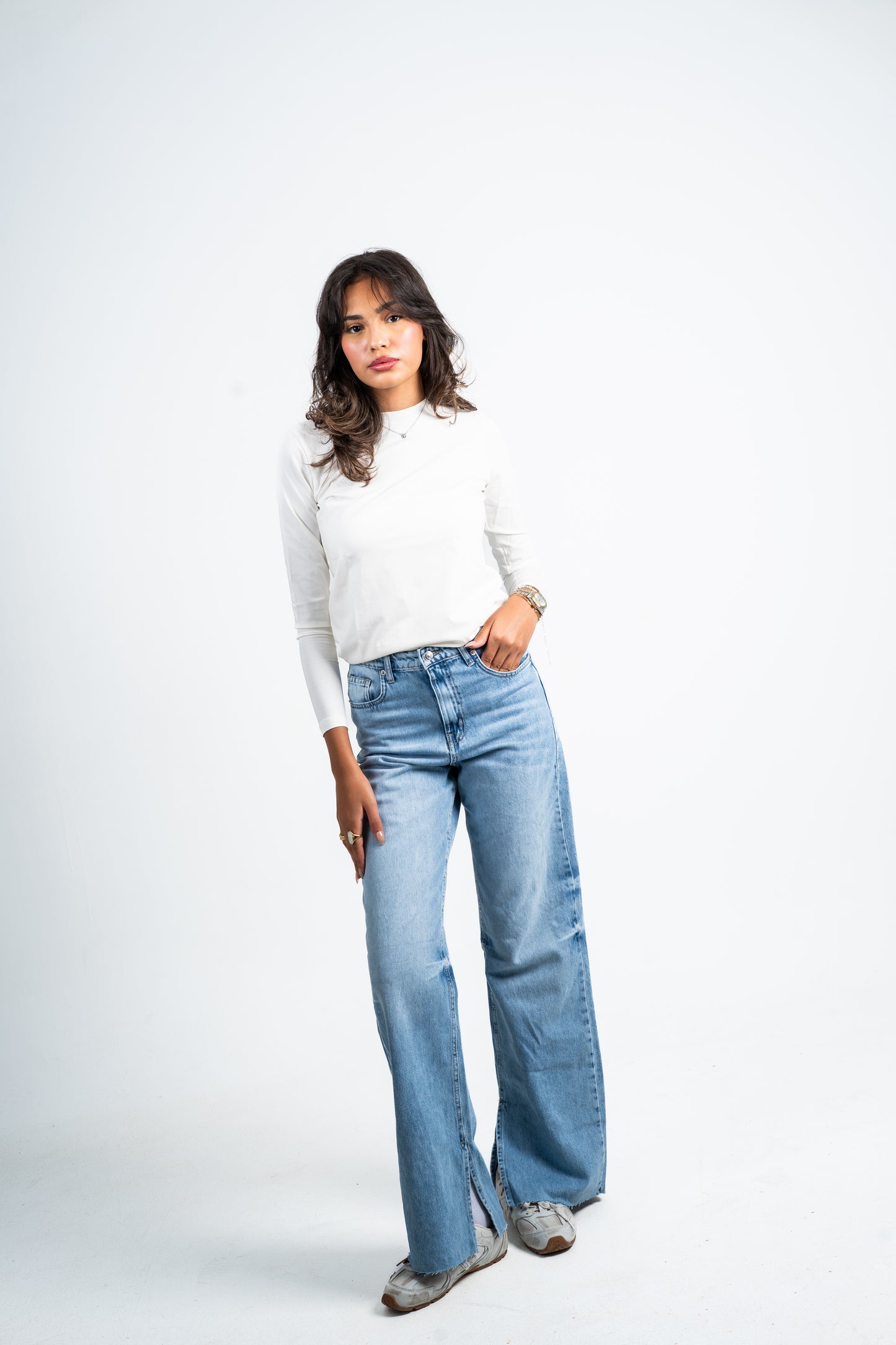 Side slit straight jeans light blue.