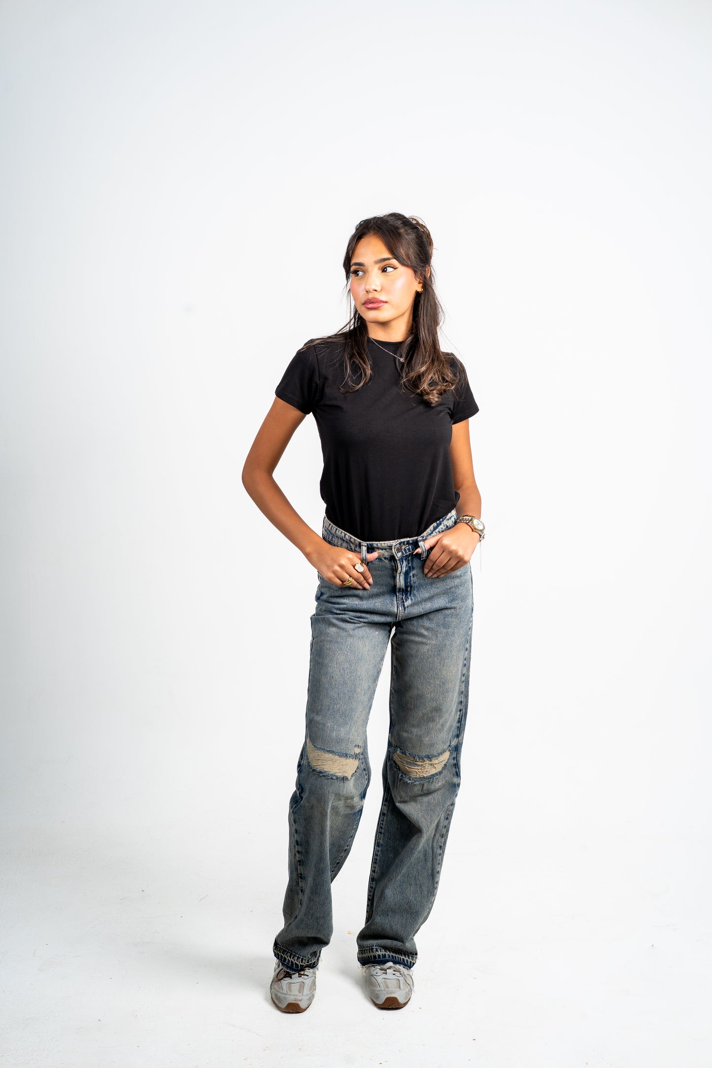 Straight cutting jeans vintage faded blue.