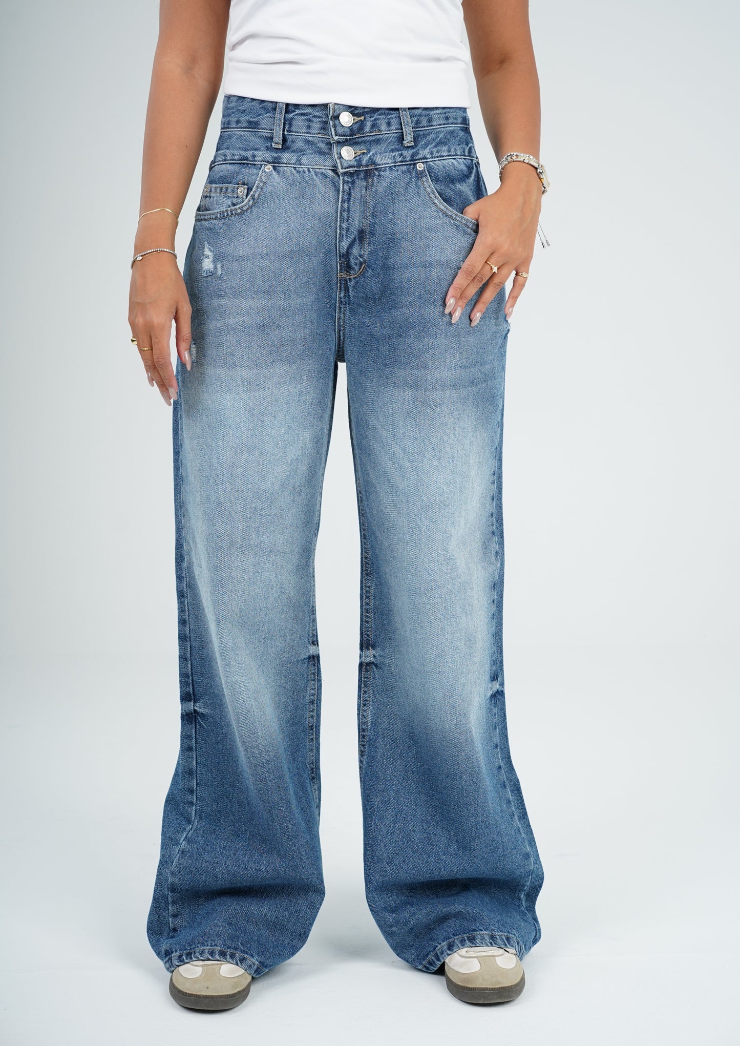 Wide leg two buttons unfinished mid blue washed